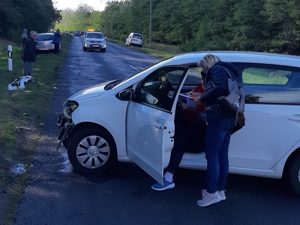 Közúti balesetnél irányítják a forgalmat a ceglédberceli polgárőrök
