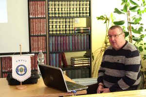 Dr. Bilisics Péter éppen a polgárőrök 12 pontját ismerteti Vámosmikola könyvtárában