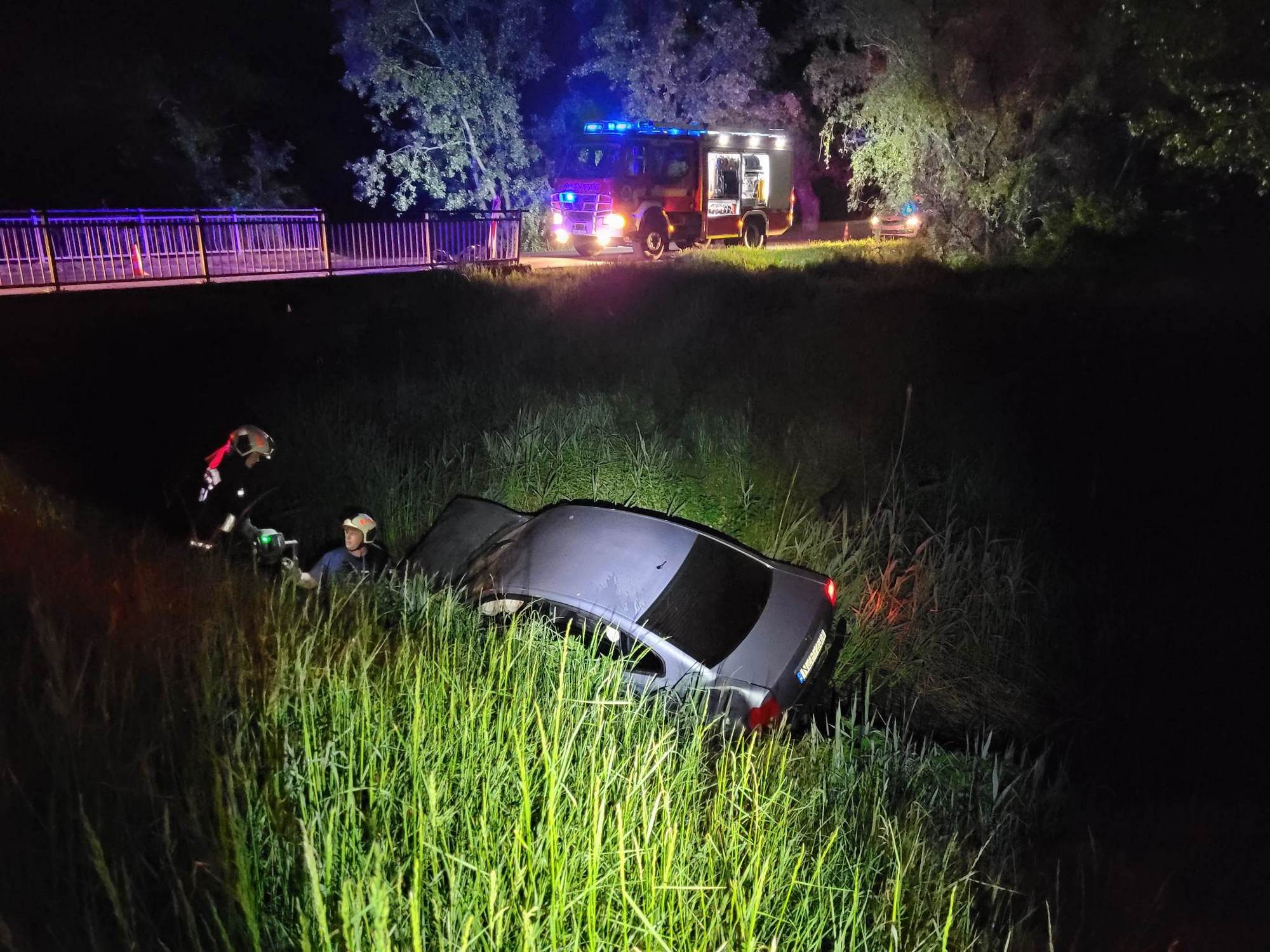 Autó a patakárokban