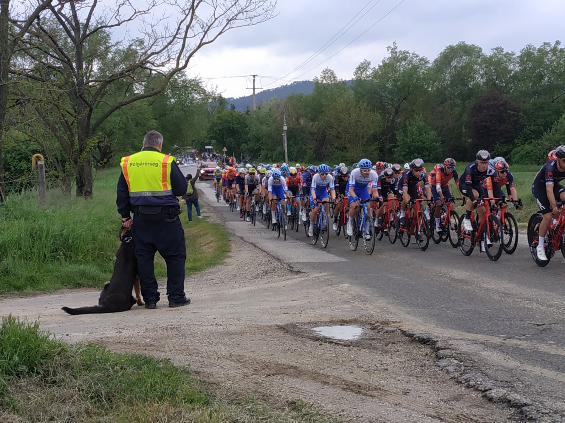 Polgárőr biztosítja a Tour de Hongrie mezőnyének továbbhaladását