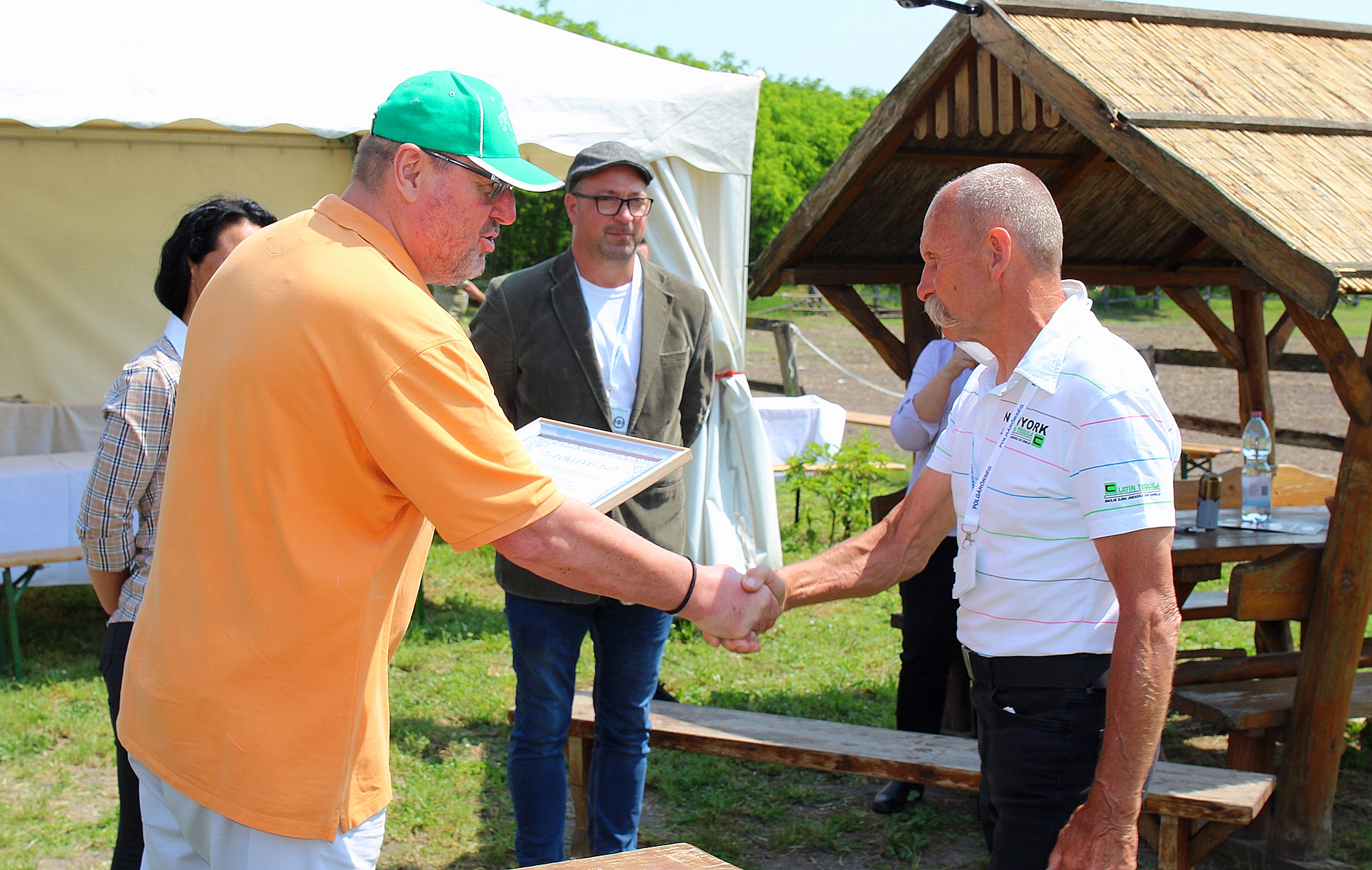 Göttler Vilmos (jobbra) veszi át az Életmű díjat dr. Bilisics Pétertől