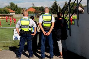Polgárőrök biztosítanak egy futball mérkőzésen