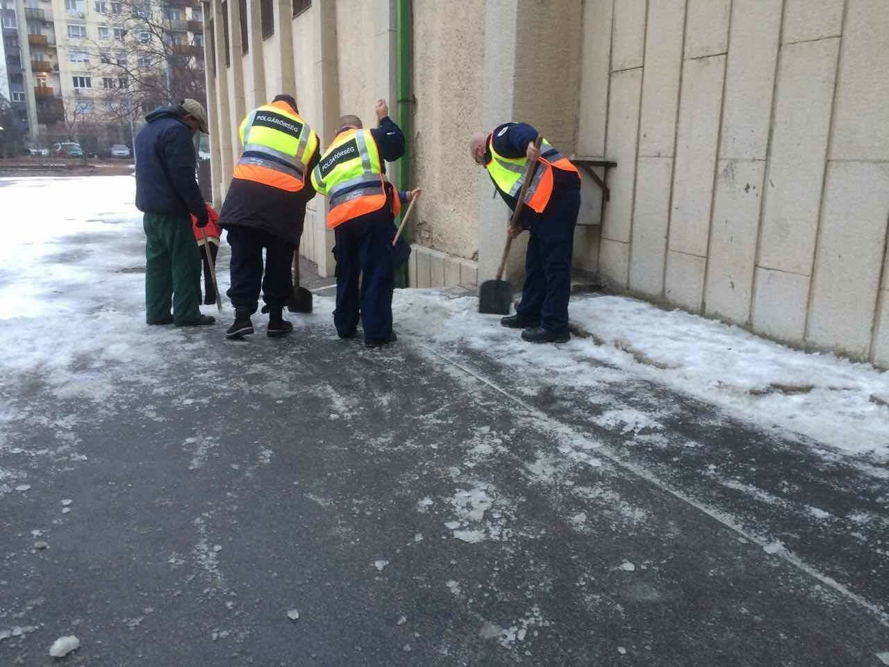 Havat lapátolnak a polgárőrök