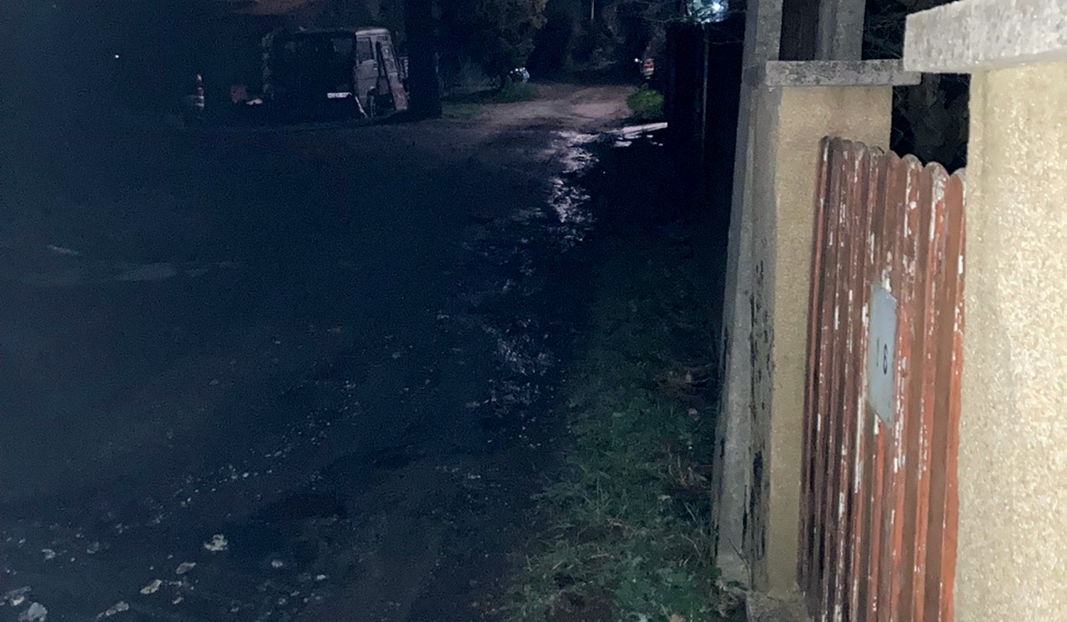 Szennyvíz folyik az út szélén