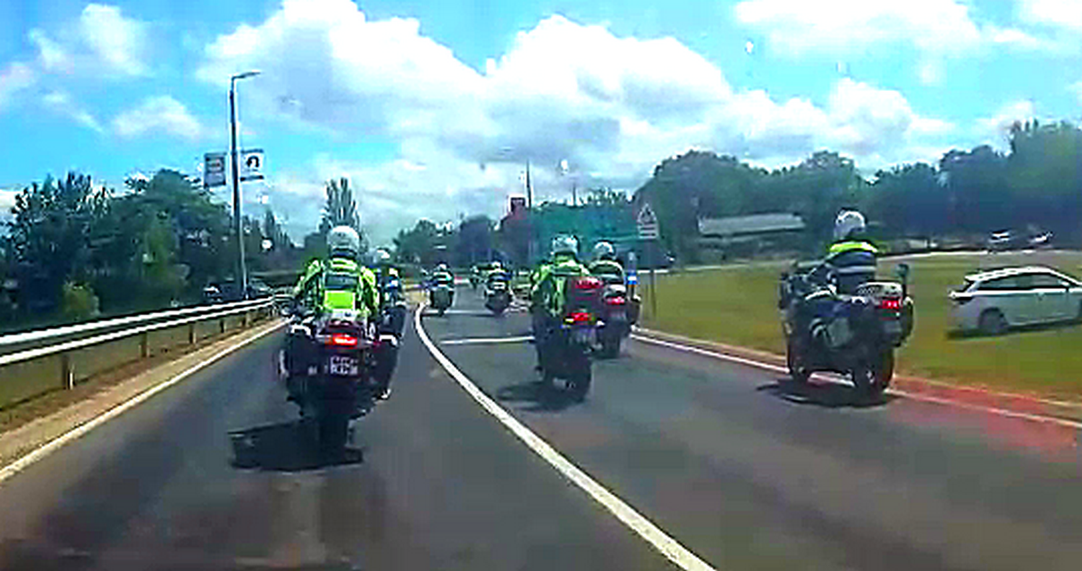 Motoros polgárőrök vonulnak egy kerékpárversenyen