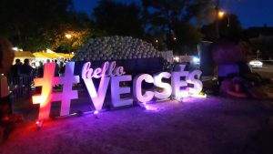 Fejes káposzta halom a vecsési Káposztafesztiválon. Előtte Hello Vecsés felirat