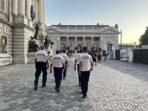 polgárőrök járőröznek turisták között a Budai Vár udvarán.