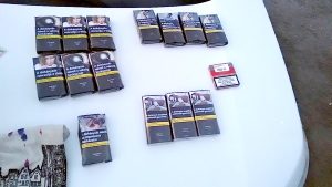 cigarettás dobozok egy autó motorháztetőjén