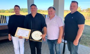 Szőcsi Sámuel mutatja a PMPSZ elnökétől kapott elismerést. Tőle balra Varga Katalin, jobba pedig Bazan Tibor és Zabos István látható a képen